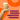 Männliche Hand hält ein Glas Pumpkin Oat Latte, daneben stehen die wichtigsten USPs des Drinks