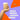 Männliche Hand hält ein Glas Chai Oat Latte, daneben stehen die wichtigsten USPs des Drinks