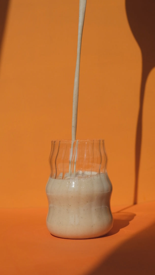 Pumpkin Oat Latte wird in ein Glas geschüttet