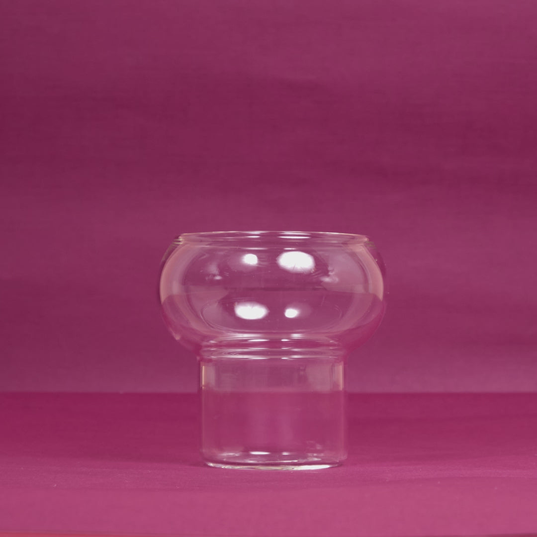 Ein Glas, das sich nacheinander mit Zutaten füllt und sich in einen fertigen Ever Shot verwandelt.