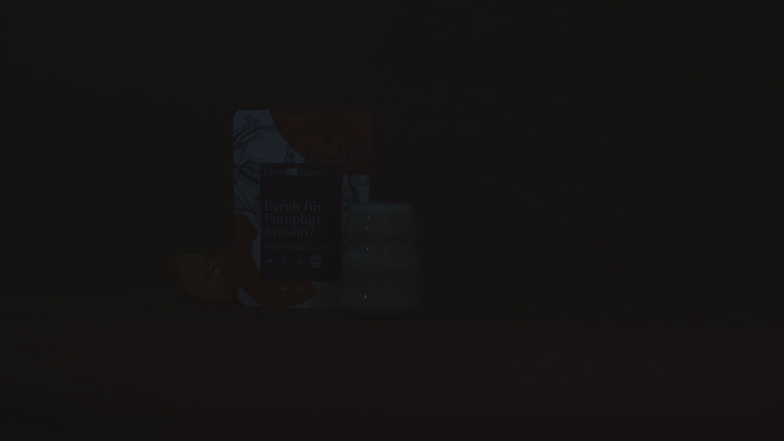 Pumpkin Oat Latte erscheint aus dem Schatten, wird durch Licht hervorgehoben
