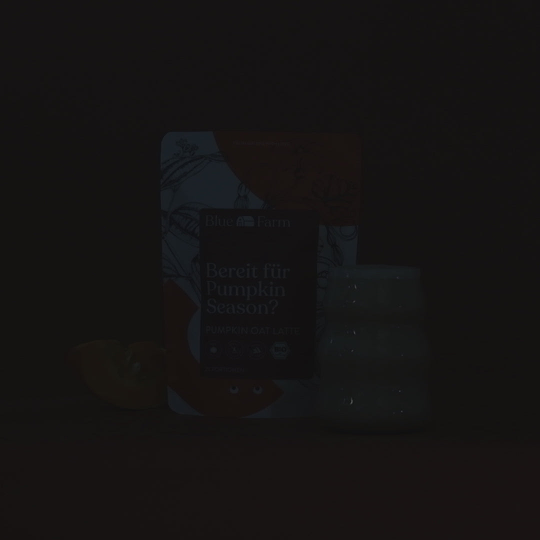 Pumpkin Oat Latte erscheint aus dem Schatten, wird durch Licht hervorgehoben