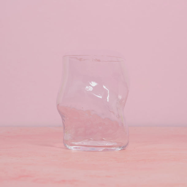 Ein Glas, das sich nacheinander mit Zutaten füllt und sich in einen fertigen Cappuccino verwandelt.